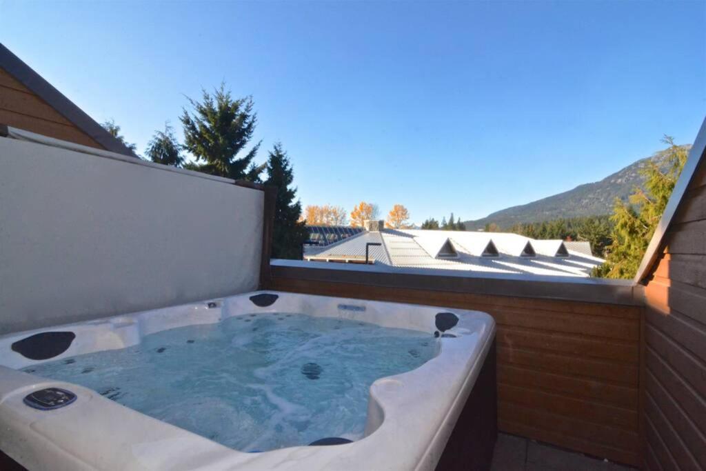 Hearthstone Lodge Loft, Village Centre, Private Hot Tub, Sleeps 6 Whistler Exterior photo